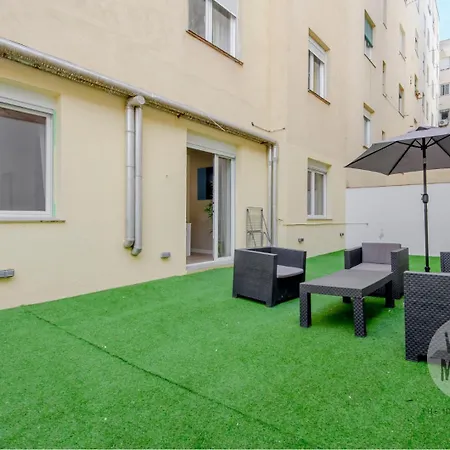 Vive Madrid con Terraza para 5 en Santa Ana 6-2